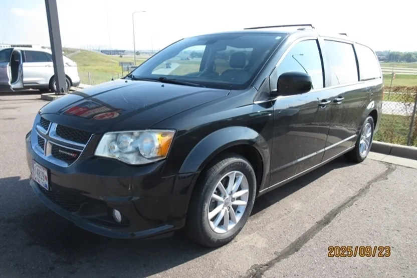 2019 Dodge Grand Caravan SXT photo 1