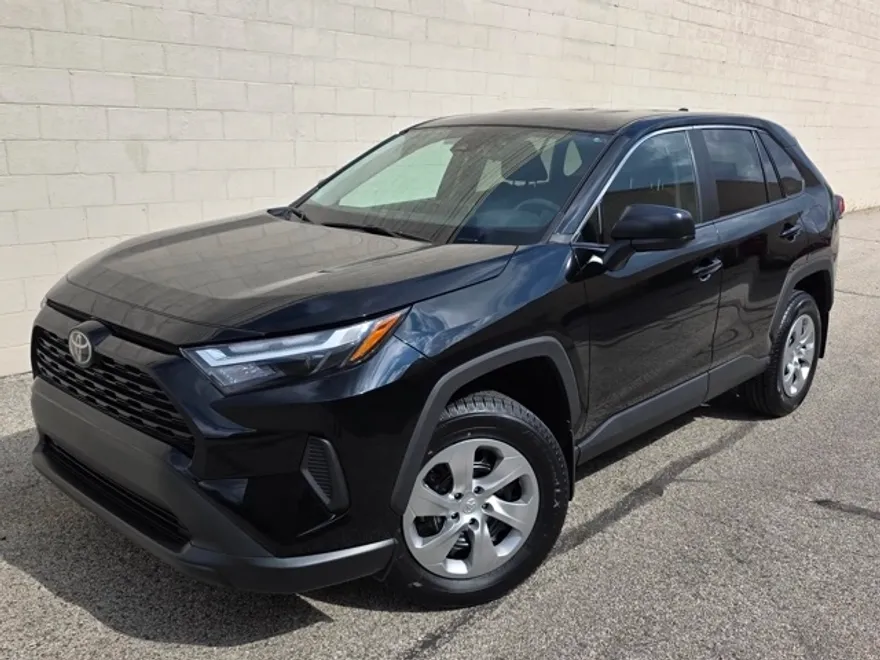 2023 Toyota RAV4 LE photo 1