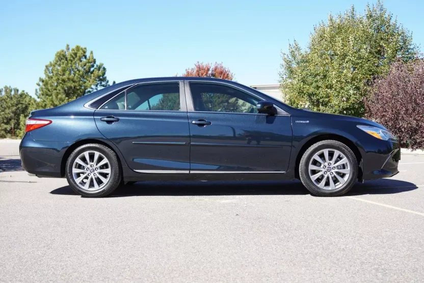 2017 Toyota Camry Hybrid XLE photo 1