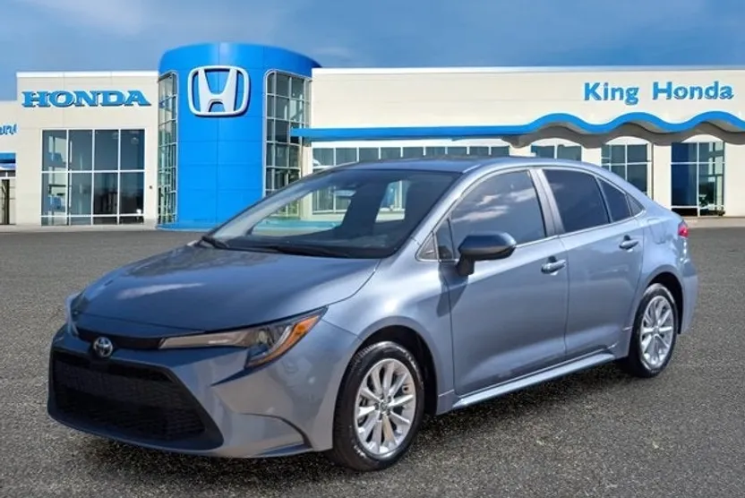 2022 Toyota Corolla LE photo 1