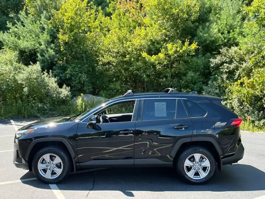 2022 Toyota RAV4 XLE photo 1