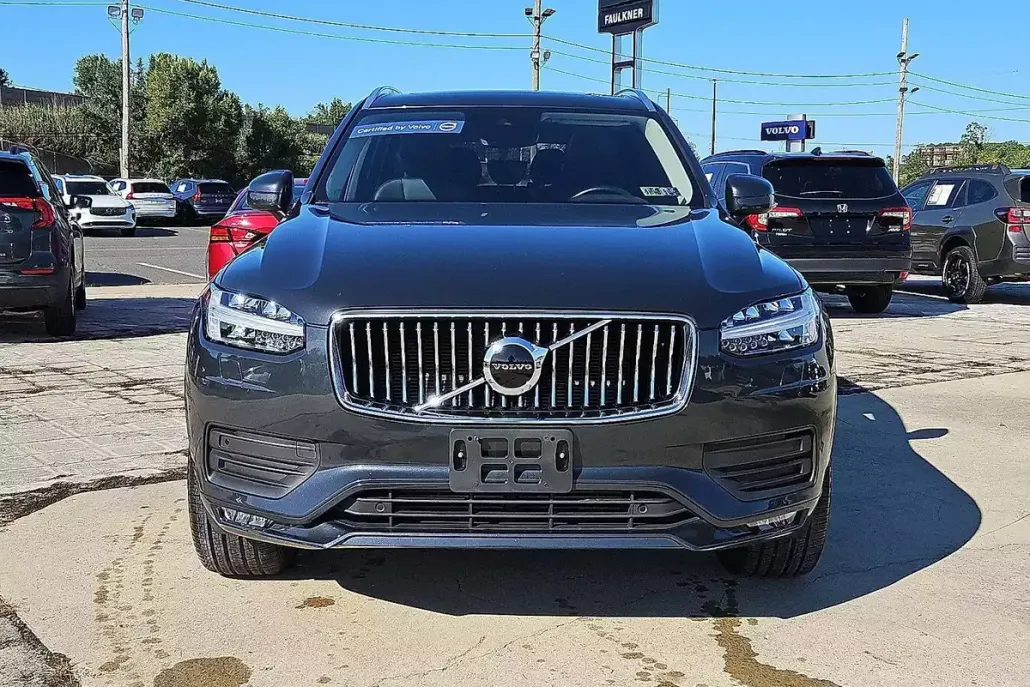 2021 Volvo XC90 T5 AWD Momentum photo 1