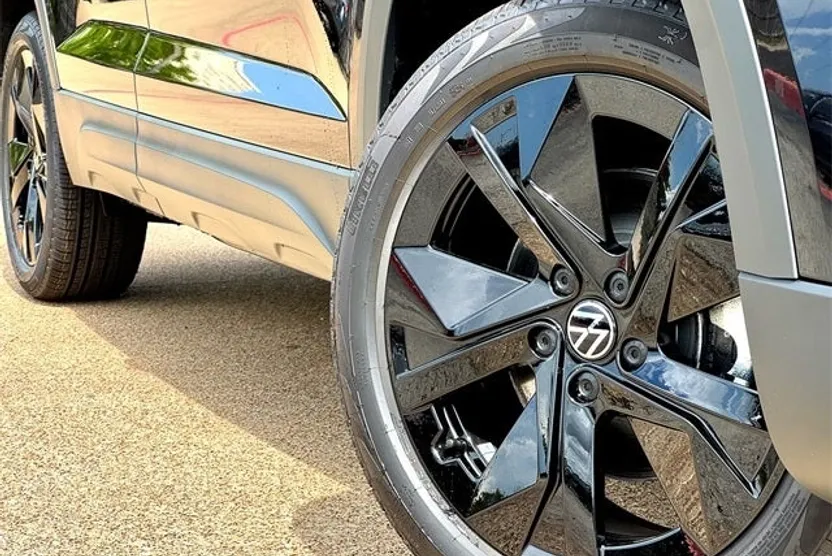 2025 Volkswagen Taos SE photo 1