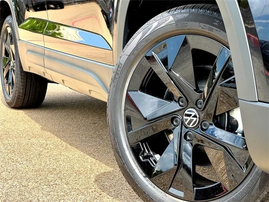2025 Volkswagen Taos SE photo 1