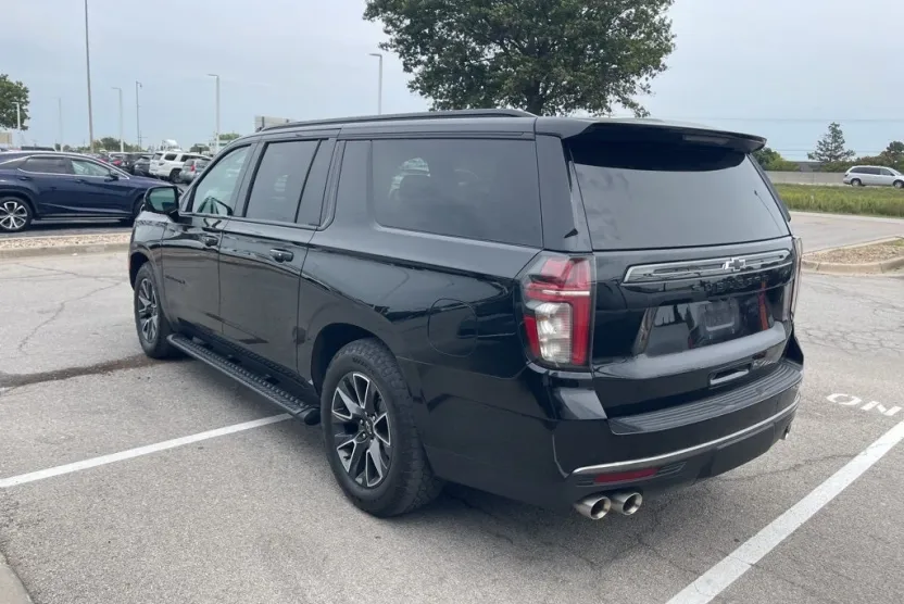 2022 Chevrolet Suburban Z71 photo 1