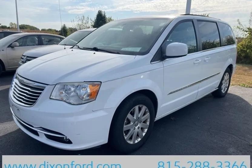 2016 Chrysler Town & Country Touring photo 1
