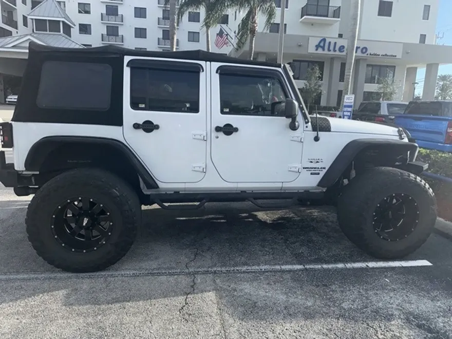2017 Jeep Wrangler Unlimited Sahara photo 1