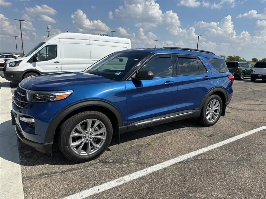 2023 Ford Explorer XLT photo 1