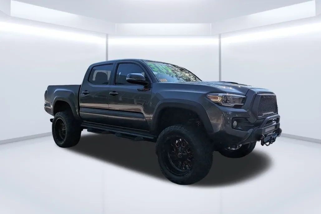 2018 Toyota Tacoma TRD Sport photo 1