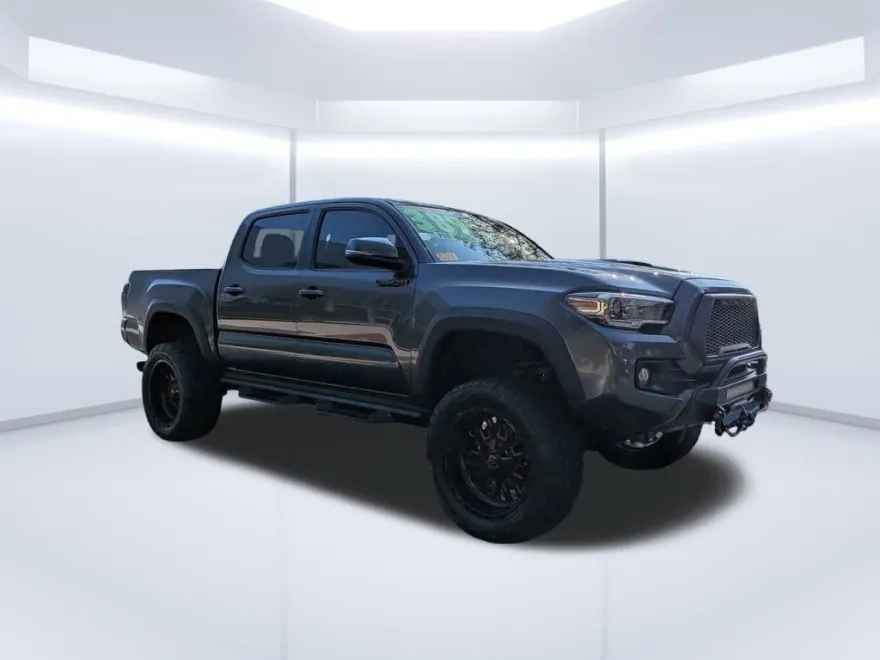 2018 Toyota Tacoma TRD Sport photo 1