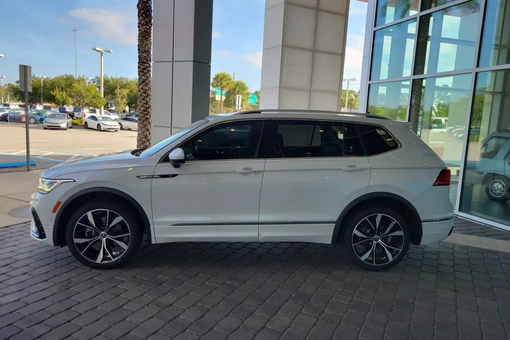 2022 Volkswagen Tiguan SEL Premium R-Line photo 1