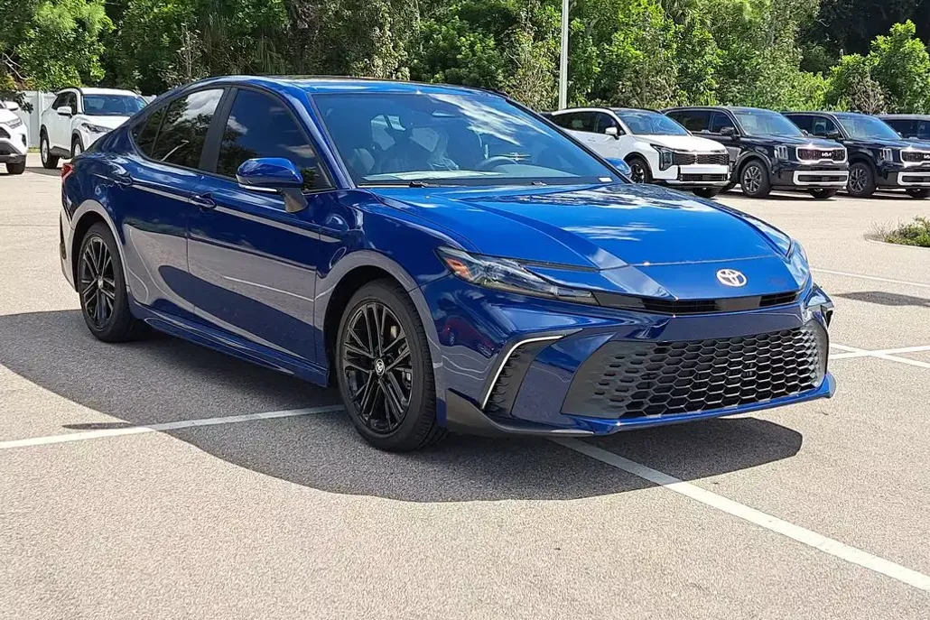 2026 Toyota Camry SE photo 1