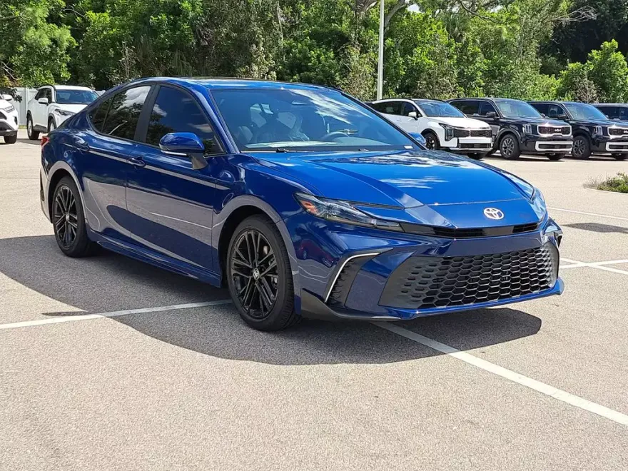 2026 Toyota Camry SE photo 1
