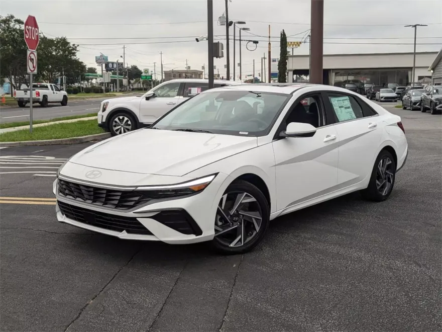 2024 Hyundai Elantra SEL photo 1
