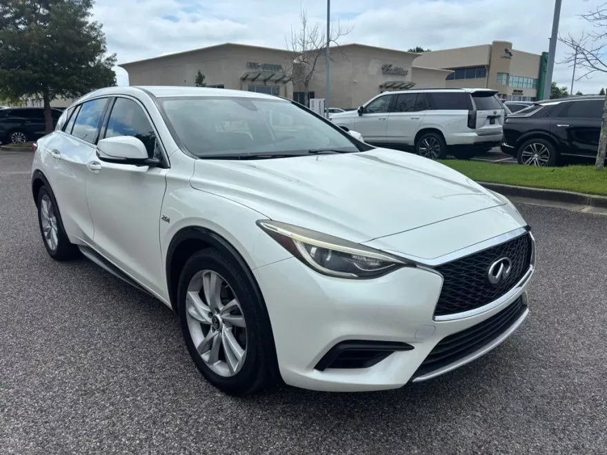 2018 Infiniti QX30 Luxury photo 1