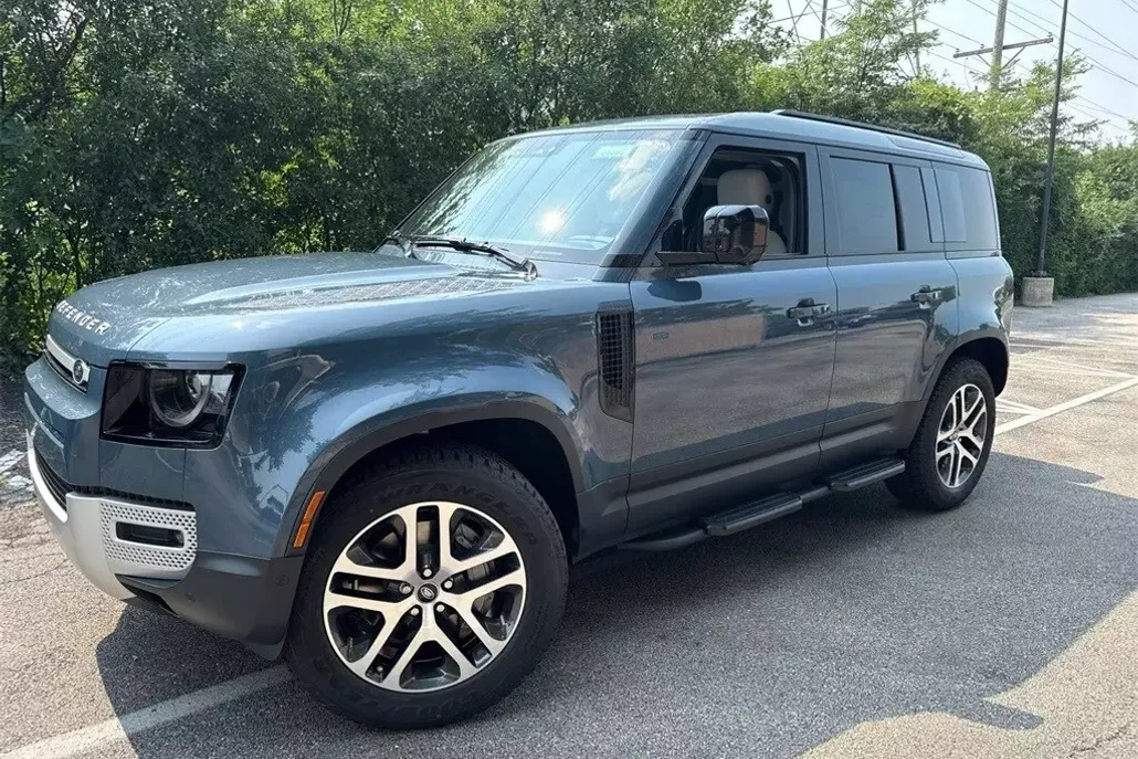 2025 Land Rover Defender 110 S photo 1