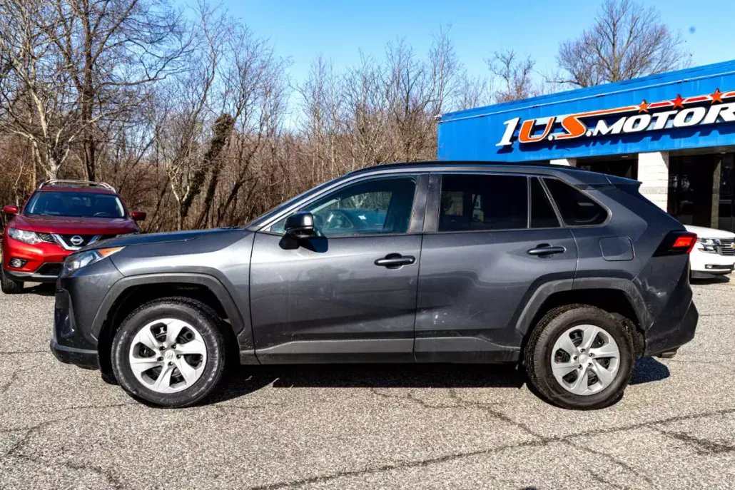 2021 Toyota RAV4 LE photo 1