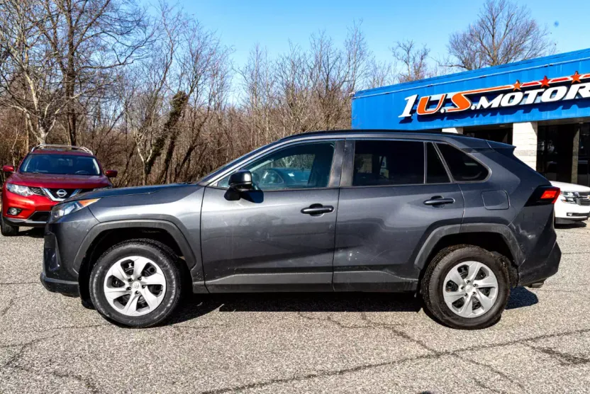 2021 Toyota RAV4 LE photo 1