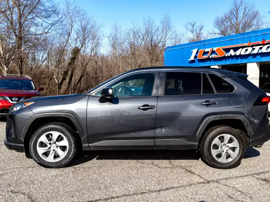 2021 Toyota RAV4 LE photo 1