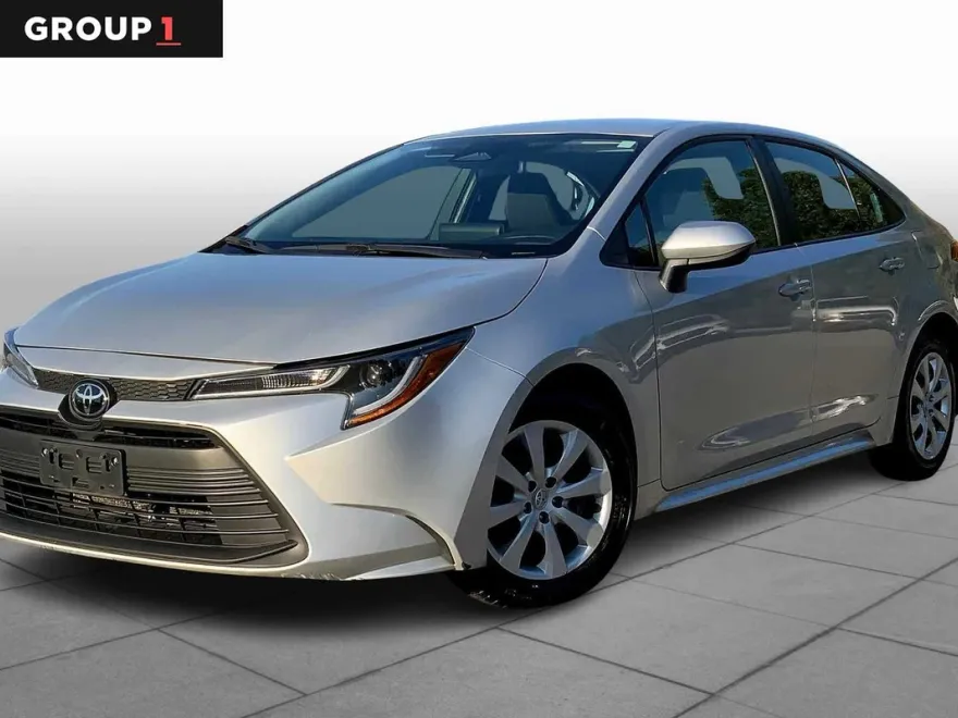 2023 Toyota Corolla LE photo 1