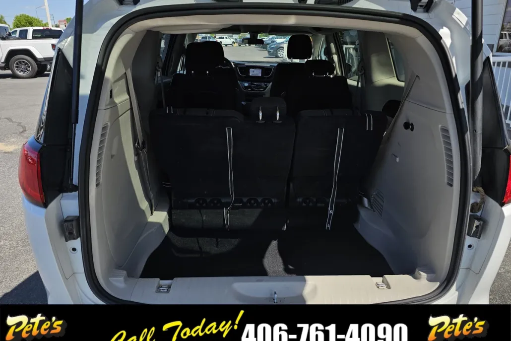 2022 Chrysler Voyager LX photo 1