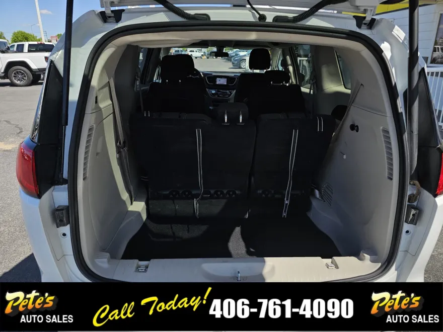 2022 Chrysler Voyager LX photo 1