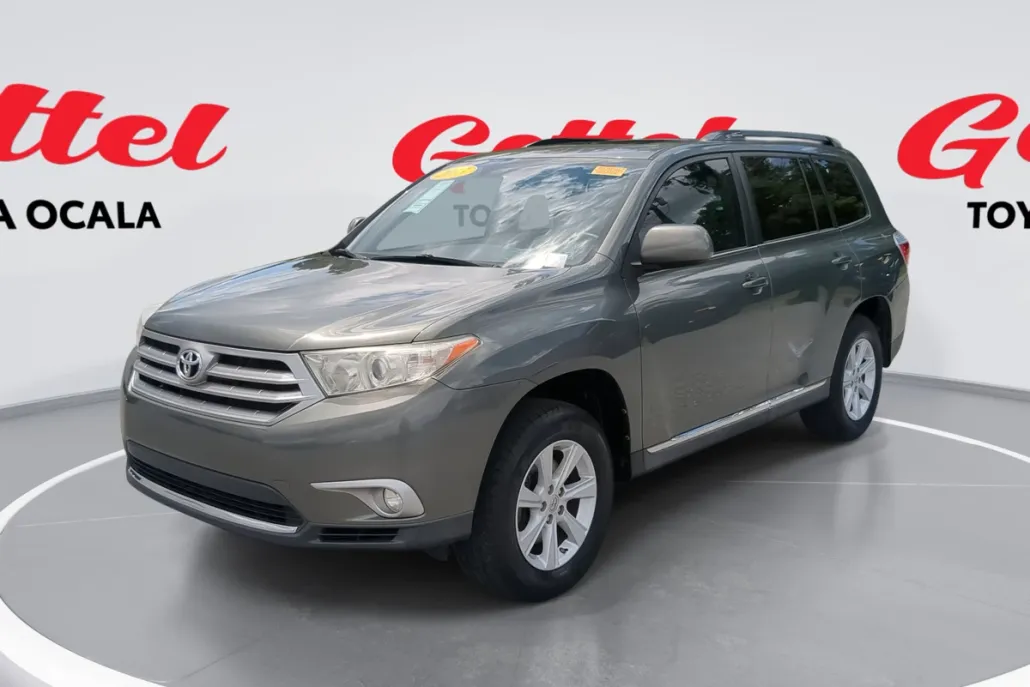 2013 Toyota Highlander Plus photo 1