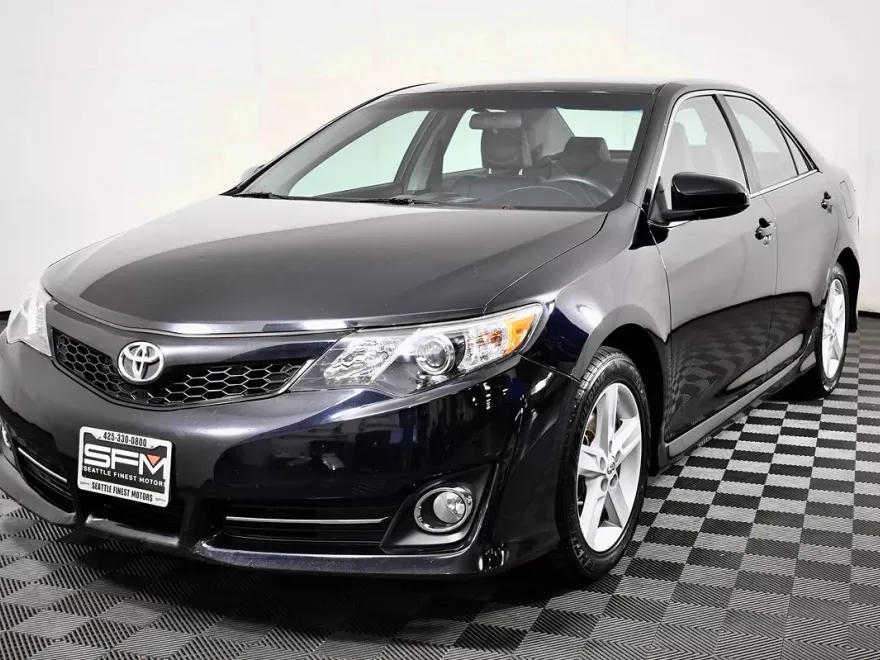 2012 Toyota Camry SE photo 1