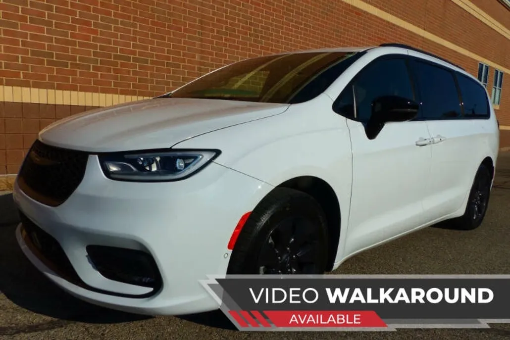 2024 Chrysler Pacifica Touring L photo 1