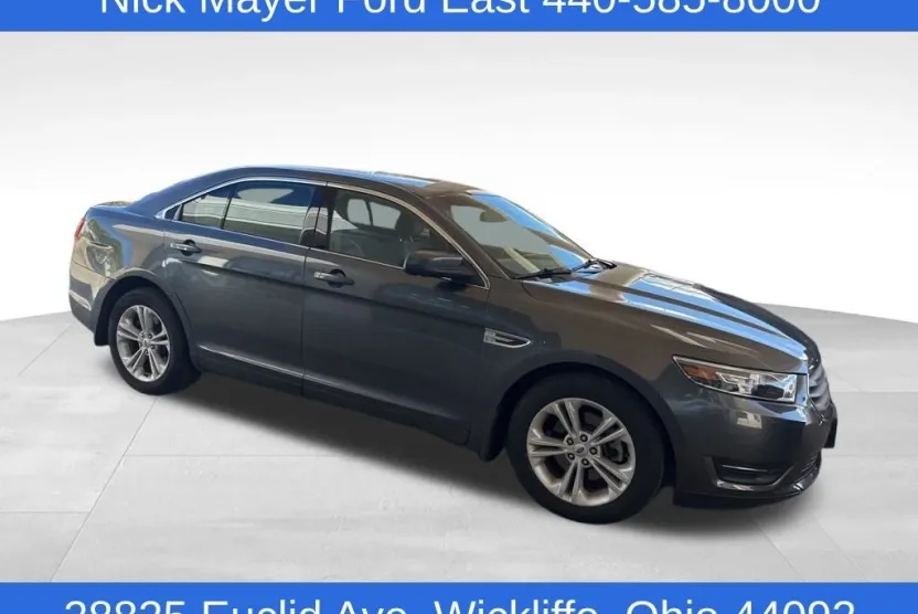 2017 Ford Taurus SEL photo 1