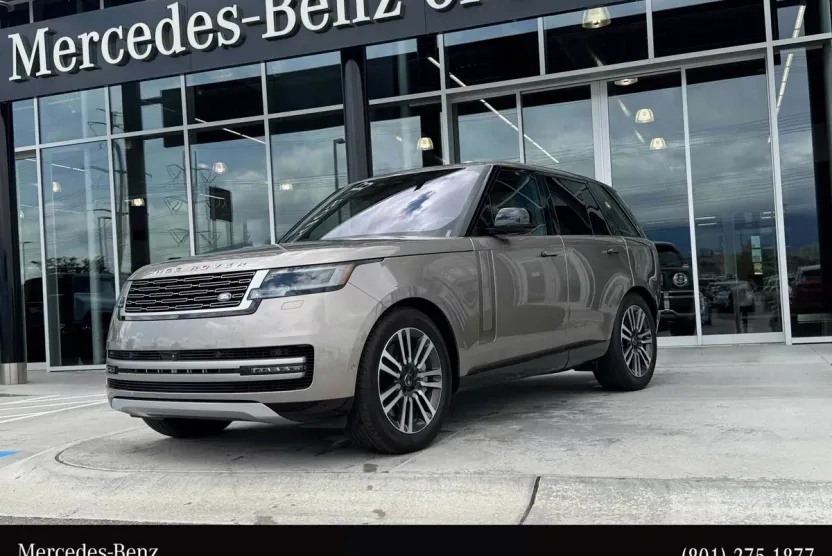 2023 Land Rover Range Rover SE photo 1