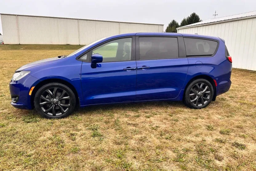 2019 Chrysler Pacifica Touring Plus photo 1