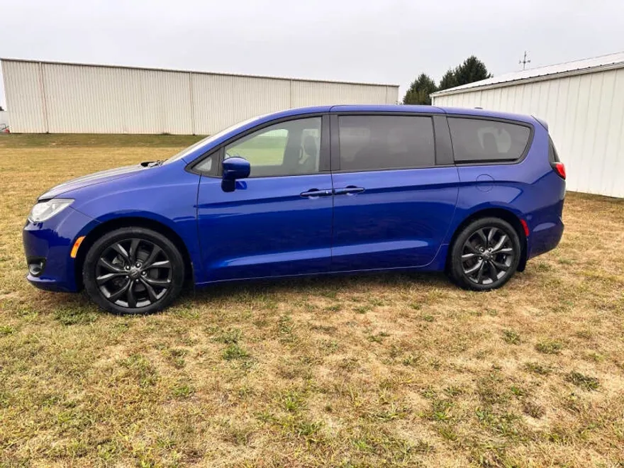 2019 Chrysler Pacifica Touring Plus photo 1