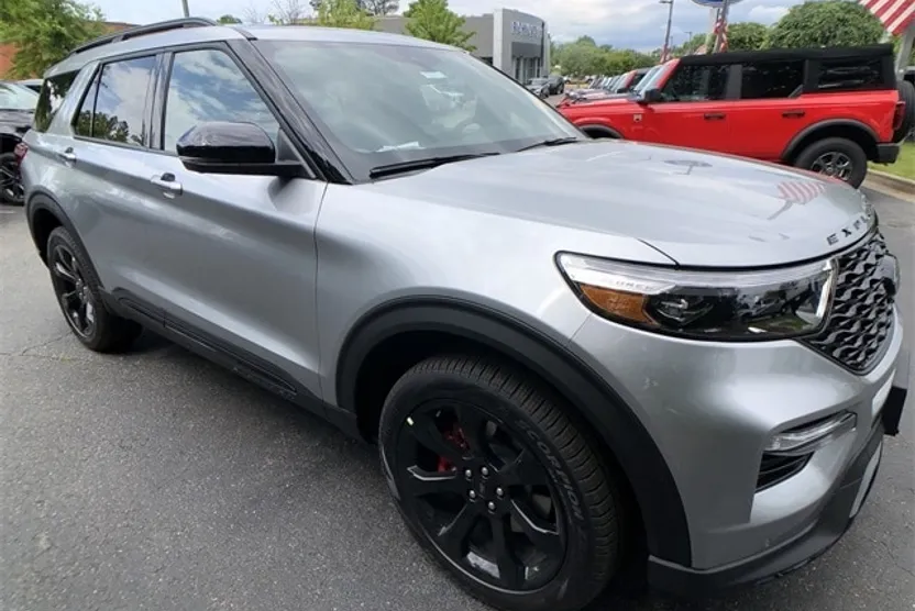 2023 Ford Explorer ST photo 1