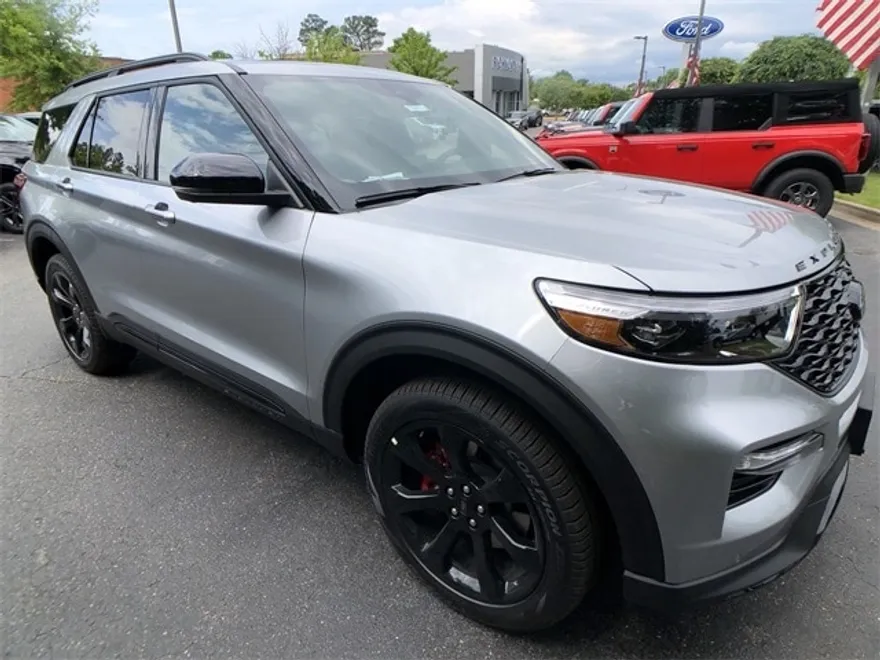 2023 Ford Explorer ST photo 1
