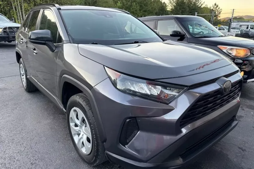 2020 Toyota RAV4 LE photo 1