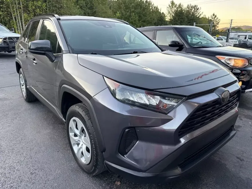 2020 Toyota RAV4 LE photo 1