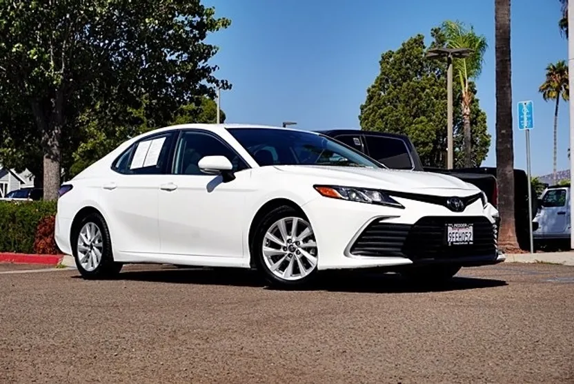 2023 Toyota Camry LE photo 1