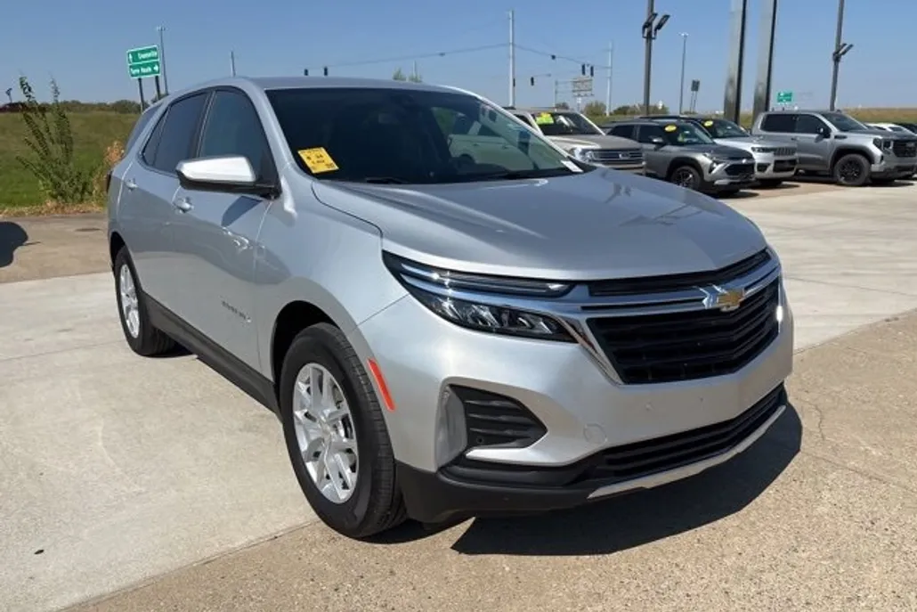 2022 Chevrolet Equinox LT photo 1