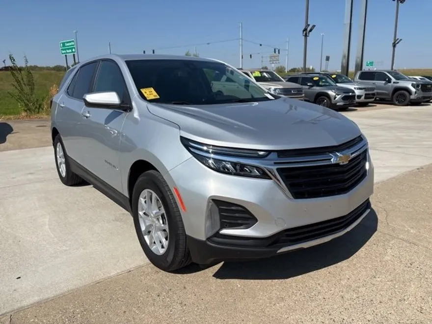 2022 Chevrolet Equinox LT photo 1