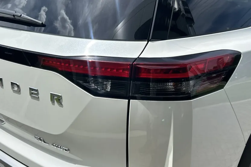 2024 Nissan Pathfinder SL photo 1