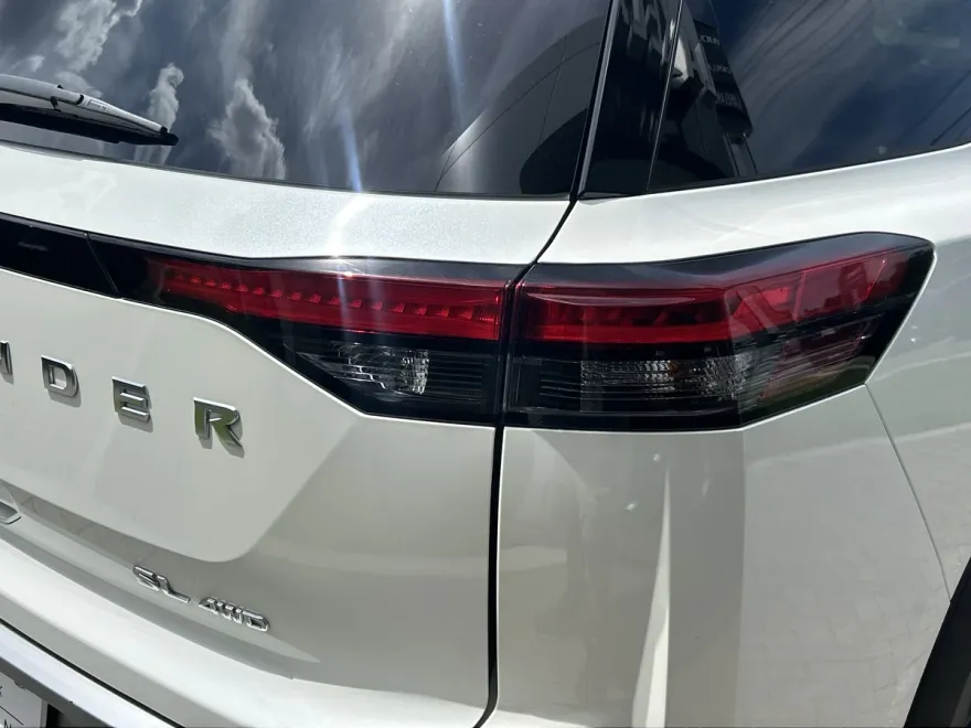 2024 Nissan Pathfinder SL photo 1