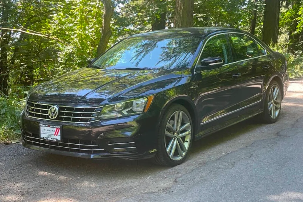 2017 Volkswagen Passat R-Line photo 1