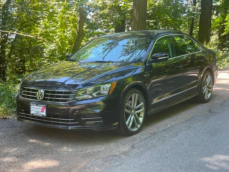 2017 Volkswagen Passat R-Line photo 1
