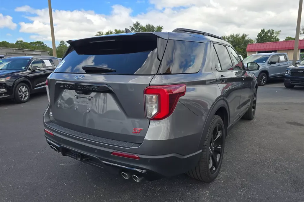 2023 Ford Explorer ST photo 1