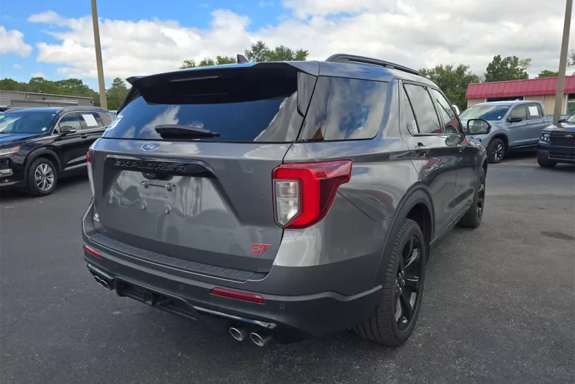 2023 Ford Explorer ST photo 1