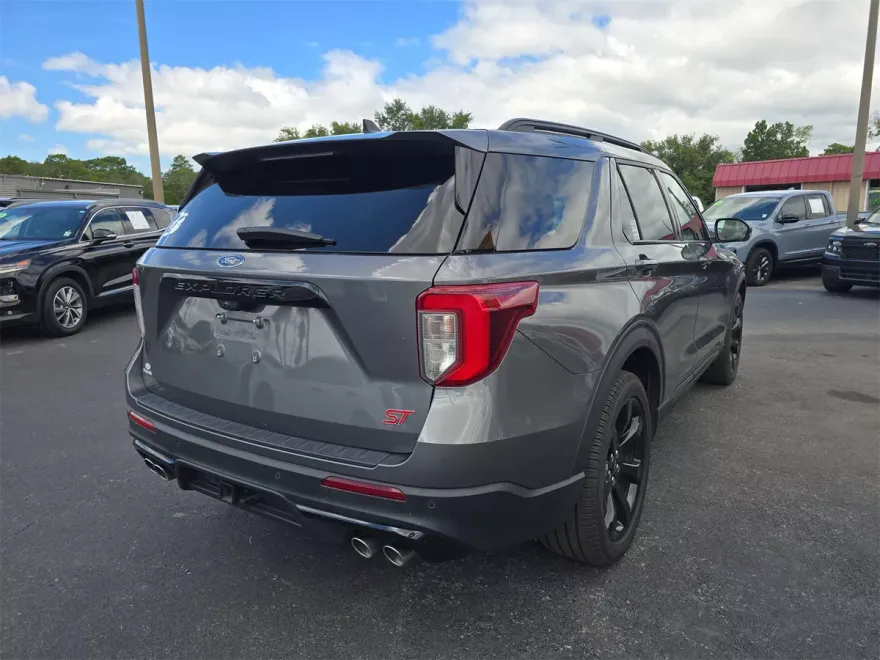2023 Ford Explorer ST photo 1