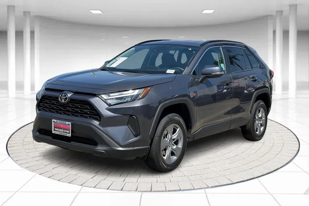 2022 Toyota RAV4 XLE photo 1
