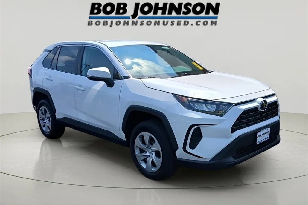 2022 Toyota RAV4 LE photo 1