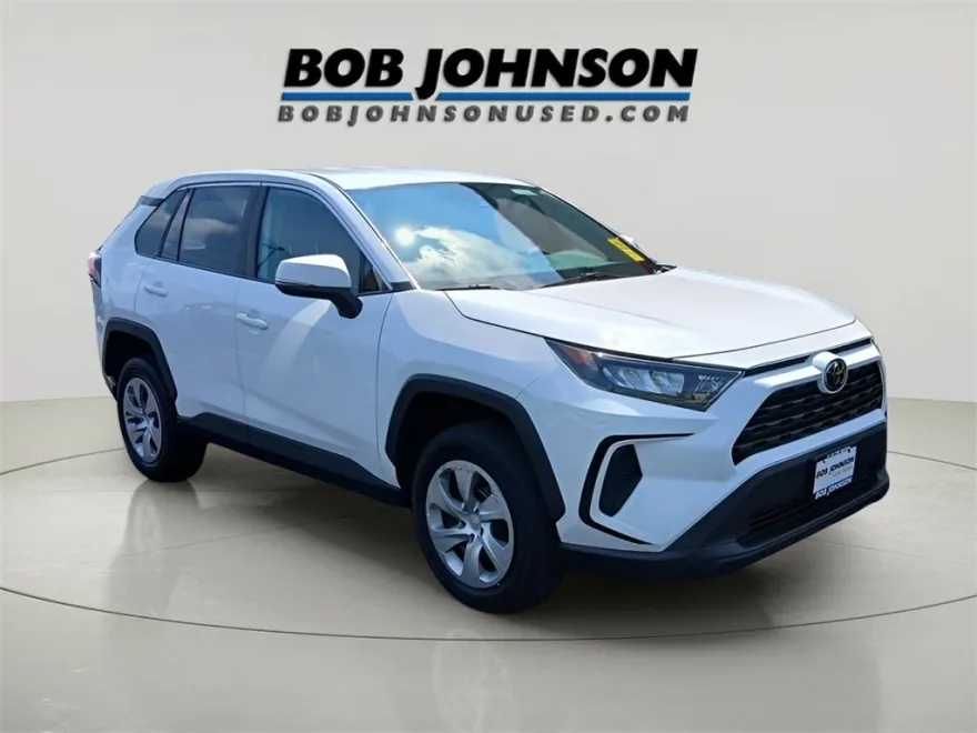 2022 Toyota RAV4 LE photo 1
